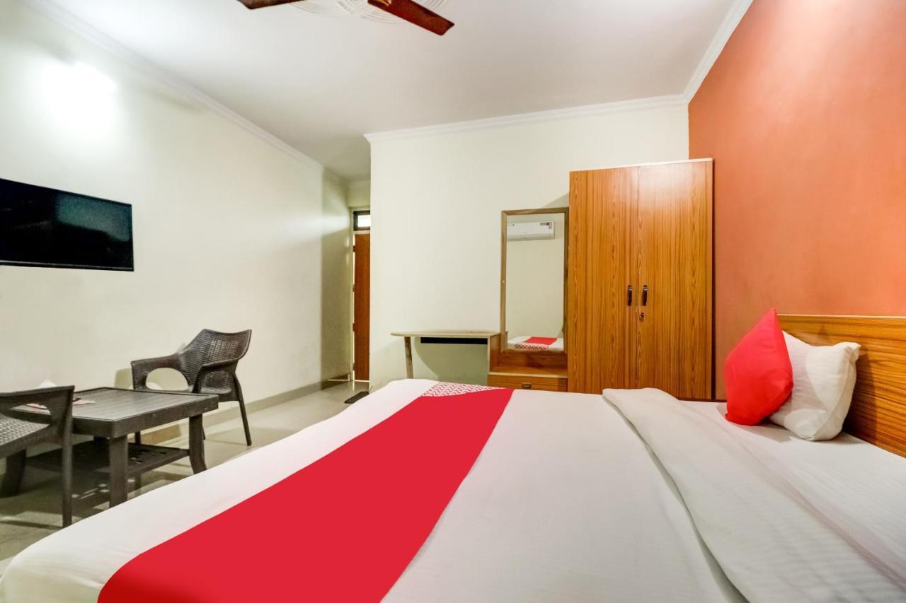 Oyo Hotel R K Residency Γκουργκάον Εξωτερικό φωτογραφία